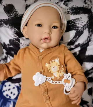 Bebé Reborn realista con chupete