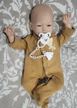 Bebé Reborn realista con chupete