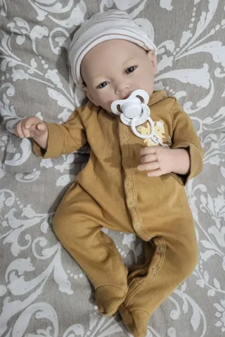Bebé Reborn realista con chupete
