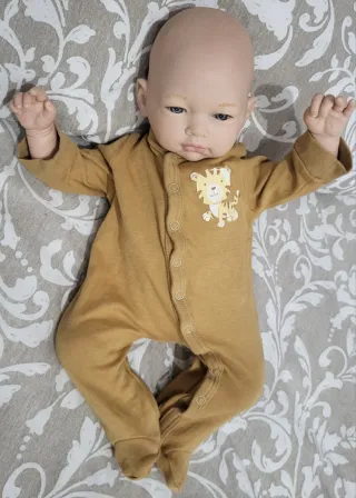 Bebé Reborn realista con chupete