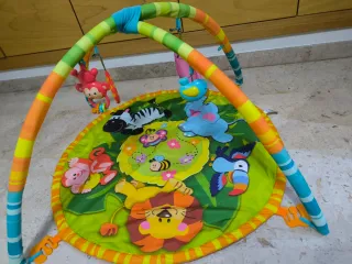 Manta de juego infantil con arcos