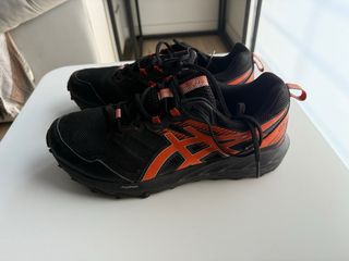 Zapatillas Asics Negras y Naranjas