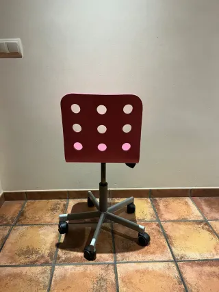 Silla de escritorio rosa con ruedas
