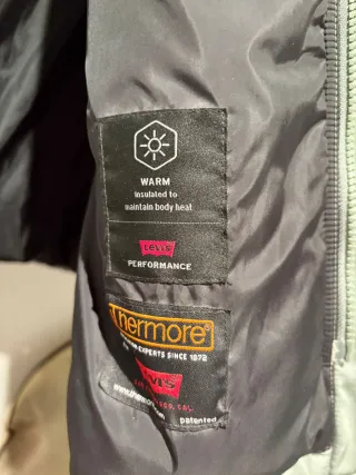 Abrigo verde con capucha