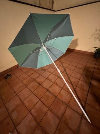 Sombrilla de playa Decathlon azul y turquesa