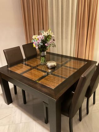Mesa de comedor de madera y cristal