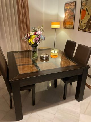 Mesa de comedor de madera y cristal