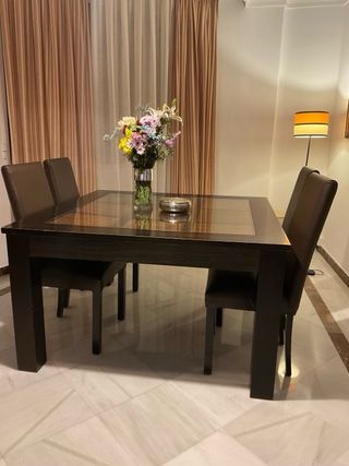 Mesa de comedor de madera y cristal