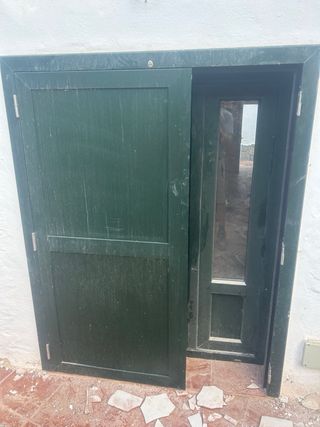 Ventanas y puerta con doble cristal con persianas