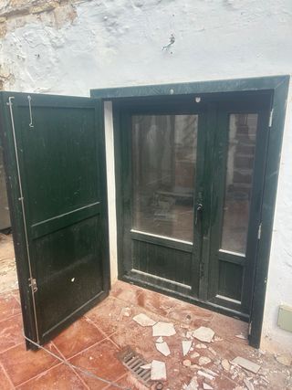 Ventanas y puerta con doble cristal con persianas