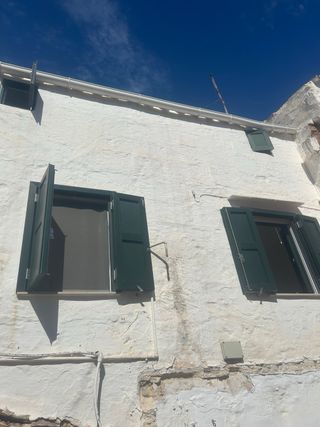 Ventanas y puerta con doble cristal con persianas