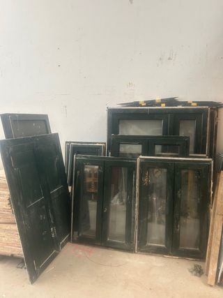 Ventanas y puerta con doble cristal con persianas