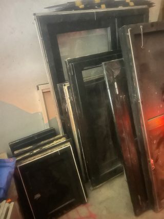 Ventanas y puerta con doble cristal con persianas