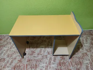 Mesa de estudio con ruedas y estanterías