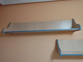 Mesa de estudio con ruedas y estanterías