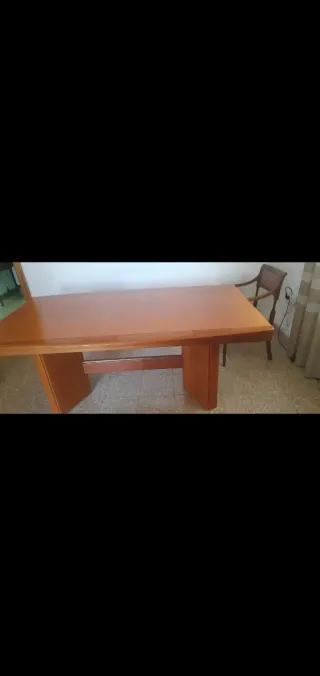 Mesa de comedor de madera