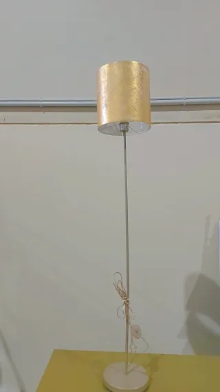 Lámpara de pie giratoria beige y dorada