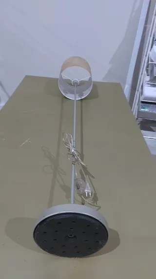 Lámpara de pie giratoria beige y dorada