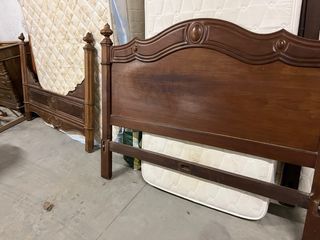 Cama de madera maciza estilo clásico