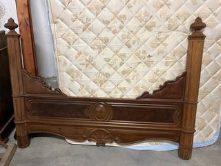 Cama de madera maciza estilo clásico