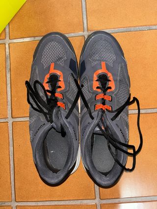Zapatillas deportivas grises y naranjas