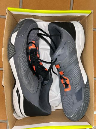 Zapatillas deportivas grises y naranjas