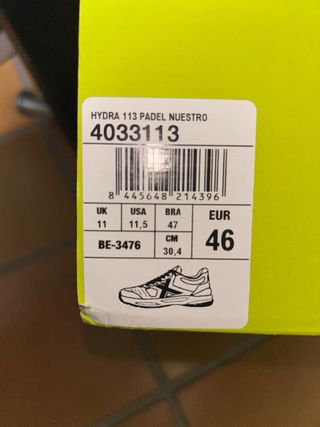 Zapatillas deportivas grises y naranjas