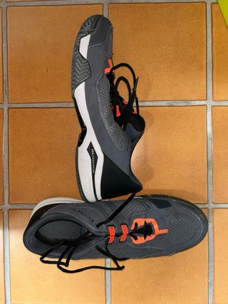 Zapatillas deportivas grises y naranjas