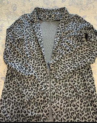Chaqueta H&M Estampado Leopardo Gris