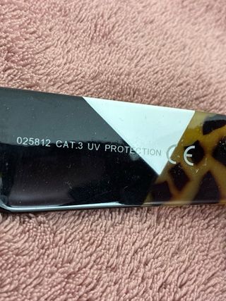 Gafas de sol negras y multicolor