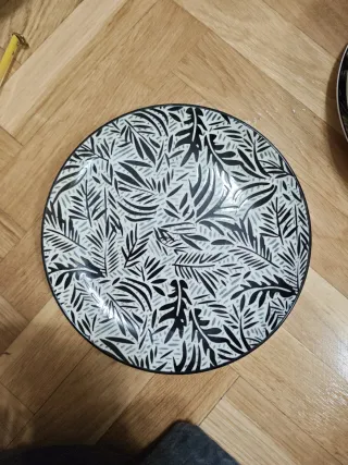 1 Plato decorativo hojas blanco y negro