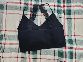 Top negro de canalé con tirantes