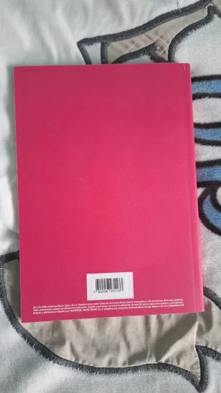 Libro Alpha firmado por Aitana