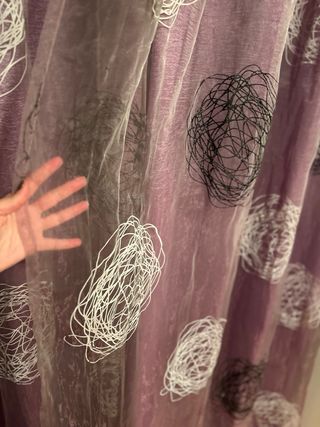 Cortinas moradas con diseño de círculos