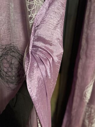 Cortinas moradas con diseño de círculos