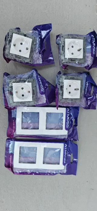 Enchufes Dobles con Tapa ATMOSS