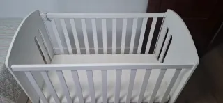 Cuna de bebé blanca con ruedas