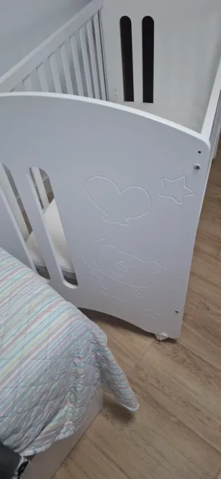 Cuna de bebé blanca con ruedas