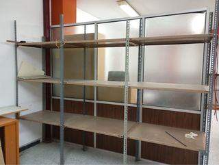 Estantería de almacenaje metálica.