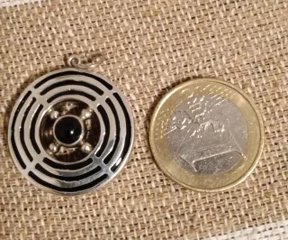 Colgante de plata con piedra negra