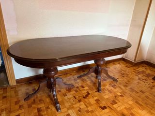 Mesa de comedor ovalada de madera