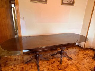 Mesa de comedor ovalada de madera