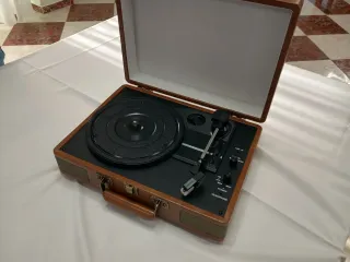 Toca discos portátil maletín marrón y negro