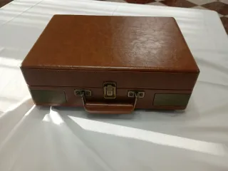 Toca discos portátil maletín marrón y negro