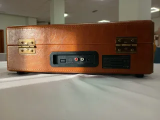 Toca discos portátil maletín marrón y negro