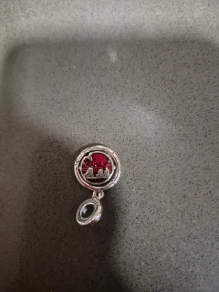 Dije Charm Stranger Things Rojo y Plateado