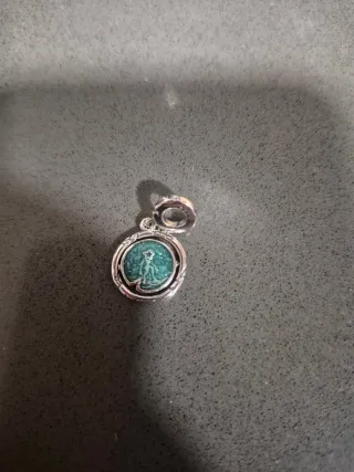 Dije Charm Stranger Things Rojo y Plateado