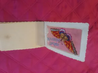 Postal antigua bordada mariposa Muchas felicidades