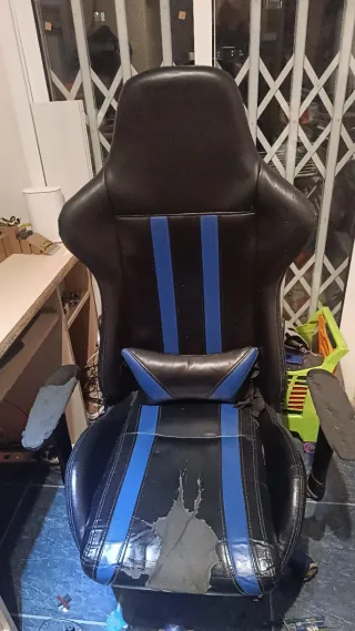 Silla de escritorio gamer negra y azul