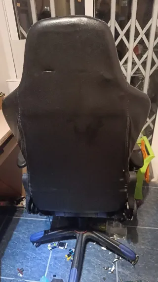 Silla de escritorio gamer negra y azul